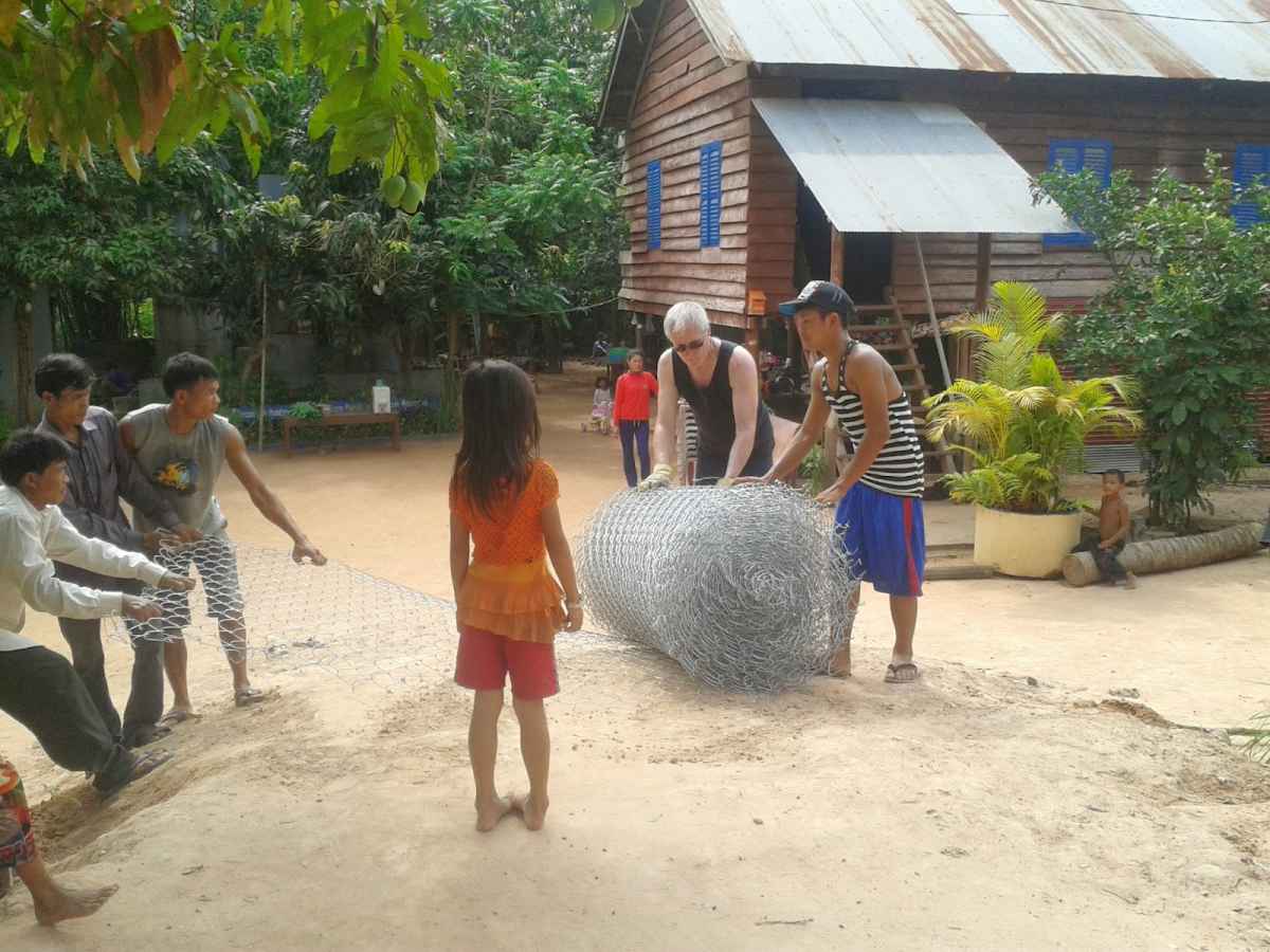 Installation eines Zauns zum Schutz der Kinder in Chen Village